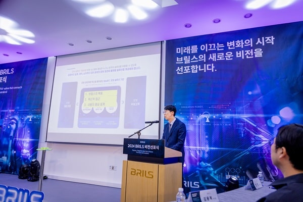 전진 브릴스 대표가 지난달 개최한 회사 비전 선포식에서 인사말을 하고 있다.