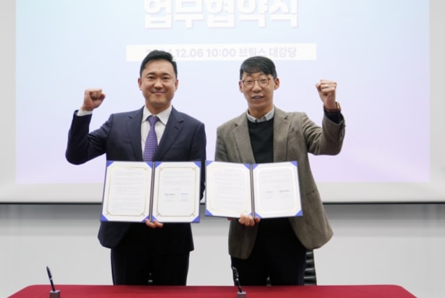 브릴스와 토마스의 스마트팩토리 기술 협약 체결 기념촬영
