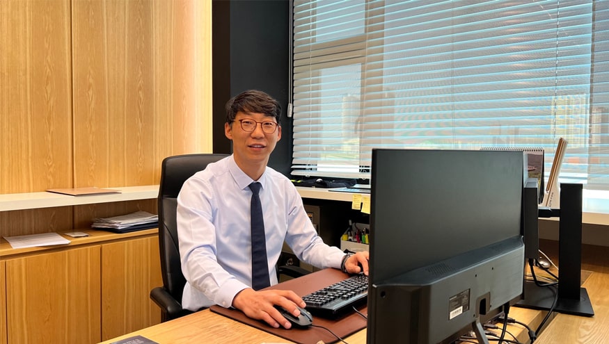 ceo-photo-office-desk 브릴스 대표 전진